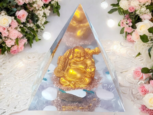 Orgonite pyramide bouddha rieur fleur de vie